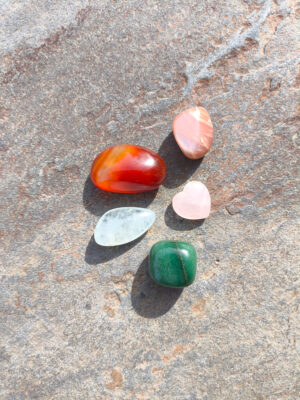 Piedras pulidas del set de Cáncer dispuestas sobre superficie de piedra