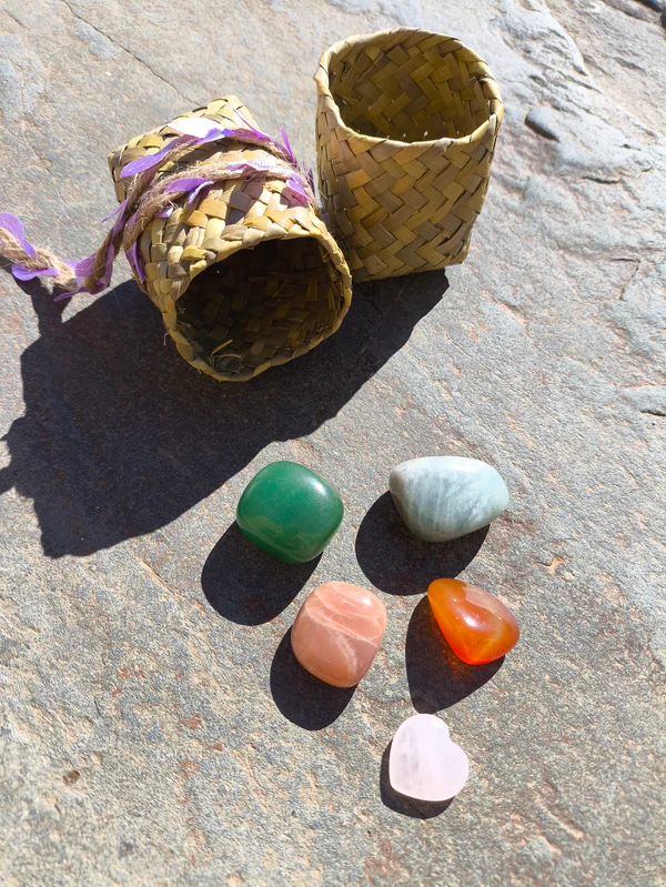 Piedras pulidas del set de Cáncer dispuestas sobre superficie de piedra