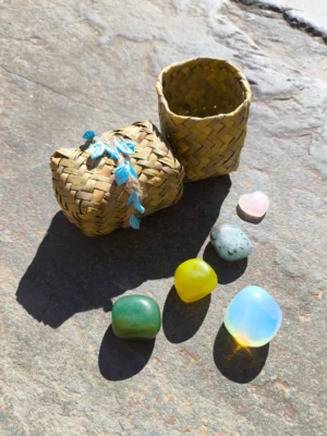 Set de piedras para Tauro: aventurina, jade, amazonita, opalina y cuarzo rosa sobre roca natural.