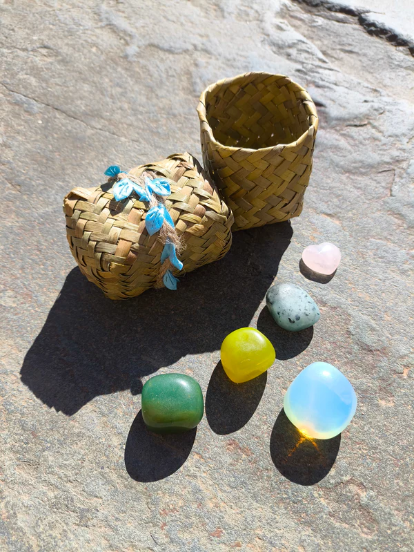 Set de piedras para Tauro: aventurina, jade, amazonita, opalina y cuarzo rosa sobre roca natural.