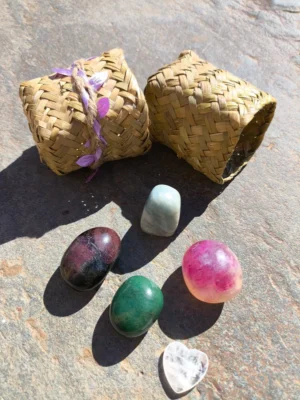 Set de Capricornio con piedras pulidas dispuestas junto a cuenco natural sobre superficie de piedra