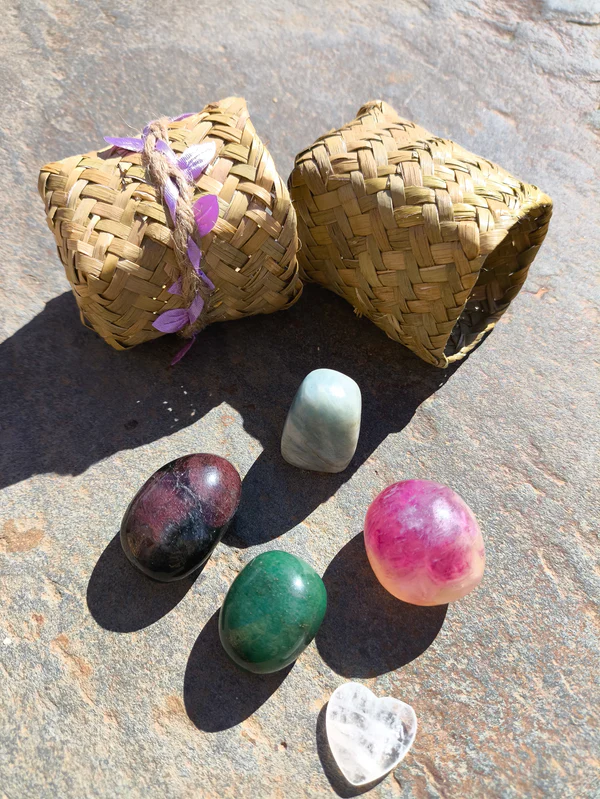 Set de Capricornio con piedras pulidas dispuestas junto a cuenco natural sobre superficie de piedra