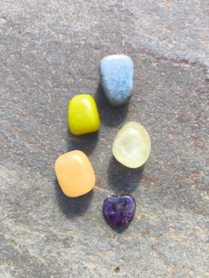 Piedras pulidas del set de Libra dispuestas sobre superficie de piedra