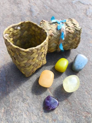 Set de Libra con topacio, jade, amazonita, amatista y citrino pulidos presentados junto a cesta natural sobre superficie de piedra