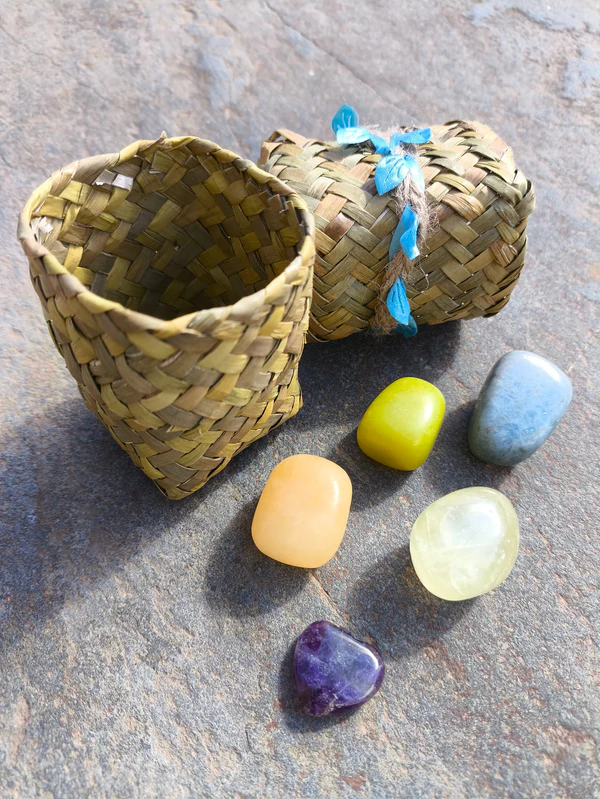 Set de Libra con topacio, jade, amazonita, amatista y citrino pulidos presentados junto a cesta natural sobre superficie de piedra