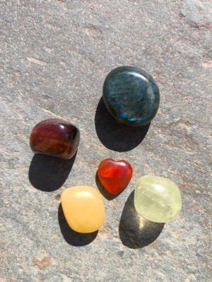 Piedras pulidas del set de Leo dispuestas sobre superficie de piedra