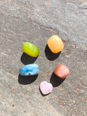 Piedras pulidas del set de Géminis dispuestas sobre superficie de piedra