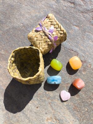 Set de Géminis con piedras pulidas presentadas junto a cuenco natural en composición de producto