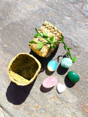 Set de Piscis con piedras pulidas dispuestas junto a cuenco natural sobre superficie de piedra