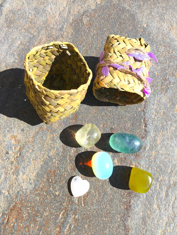 Set de Virgo con citrino, fluorita arcoíris, jade, opalita y cuarzo pulidos presentados en cesta natural sobre superficie de piedra