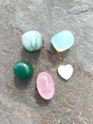 Piedras pulidas del set de Piscis dispuestas sobre superficie de piedra