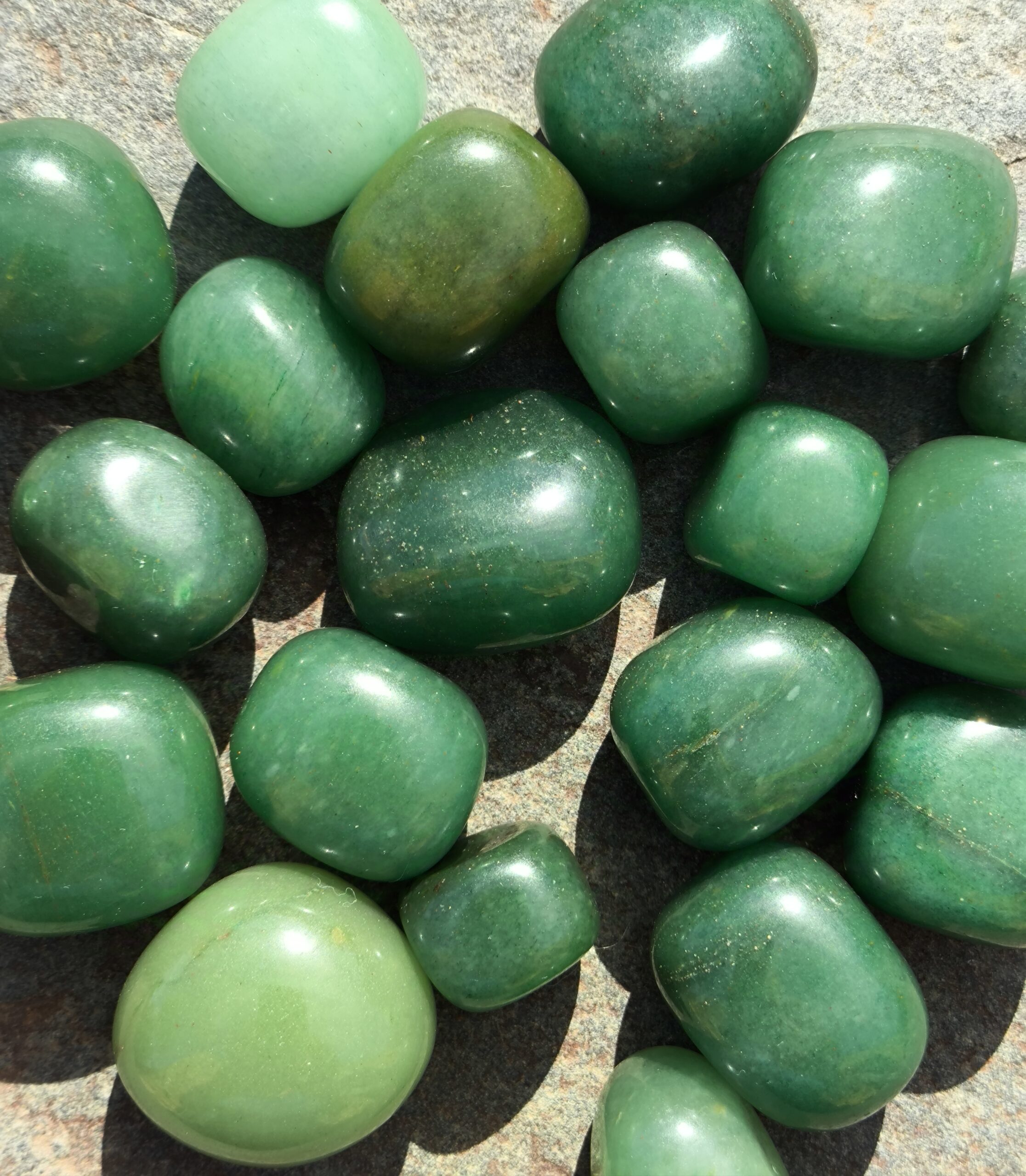 Aventurinas verdes pulidas dispuestas juntas formando una textura natural