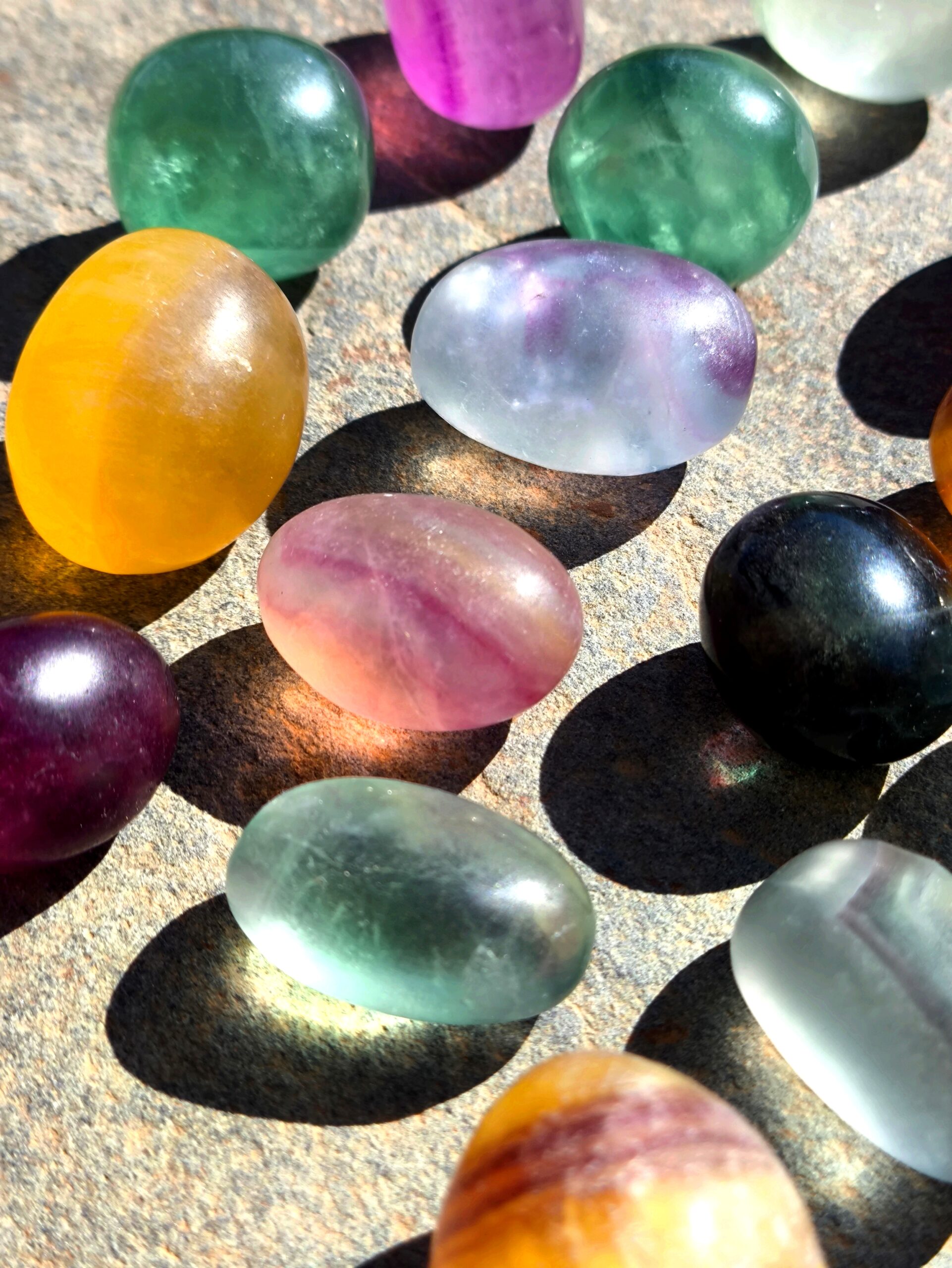 Fluorita arcoíris pulida con variaciones de color dispuesta en conjunto