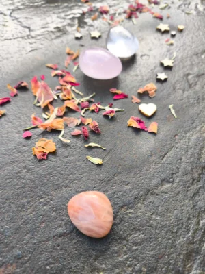 Set de amor y relaciones conscientes con cuarzo, cuarzo rosa y piedra luna pulidos dispuestos en composición vertical