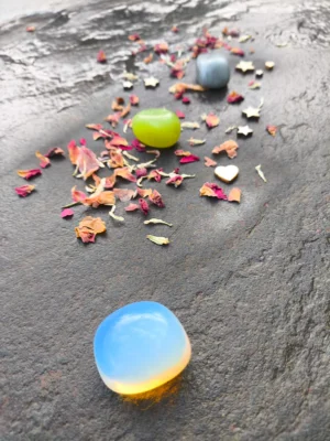 Set para miedo y ansiedad con opalita, jade y amazonita pulidos dispuestos en composición vertical