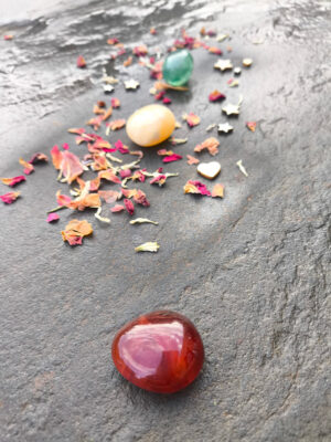 Set de confianza y determinación con piedras pulidas dispuestas en composición vertical sobre superficie de piedra