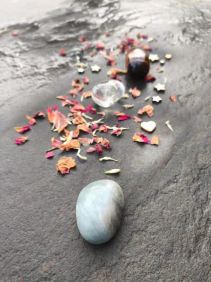 Set para dormir con piedras pulidas presentadas en composición vertical sobre superficie de piedra