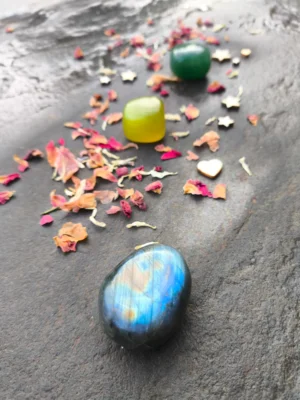 Set de protección y crecimiento espiritual con piedras pulidas dispuestas en composición vertical