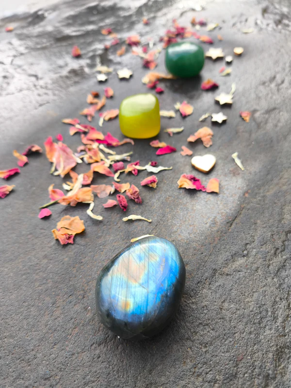 Set de protección y crecimiento espiritual con piedras pulidas dispuestas en composición vertical