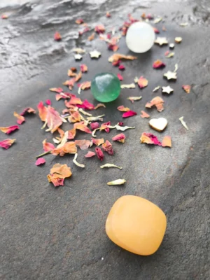 Set de estudiar y éxito académico con topacio, citrino y fluorita pulidos dispuestos en composición vertical