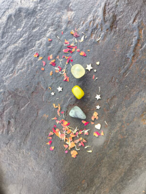 Set de creatividad y creación artística con citrino, jade y amazonita pulidos dispuestos en composición vertical sobre piedra