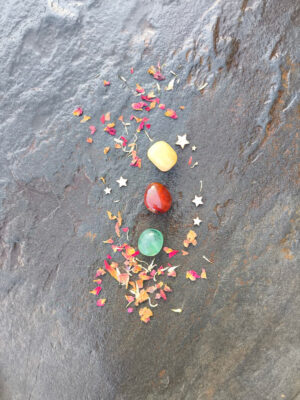 Disposición vertical de piedras pulidas del set de confianza y determinación sobre superficie de piedra