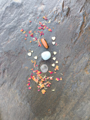 Disposición vertical de piedras pulidas del set para dormir con ojo de toro, aguamarina y cuarzo sobre superficie de piedra