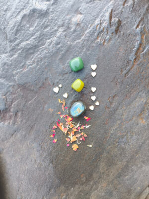 Disposición vertical de piedras pulidas del set de protección y crecimiento espiritual sobre superficie de piedra