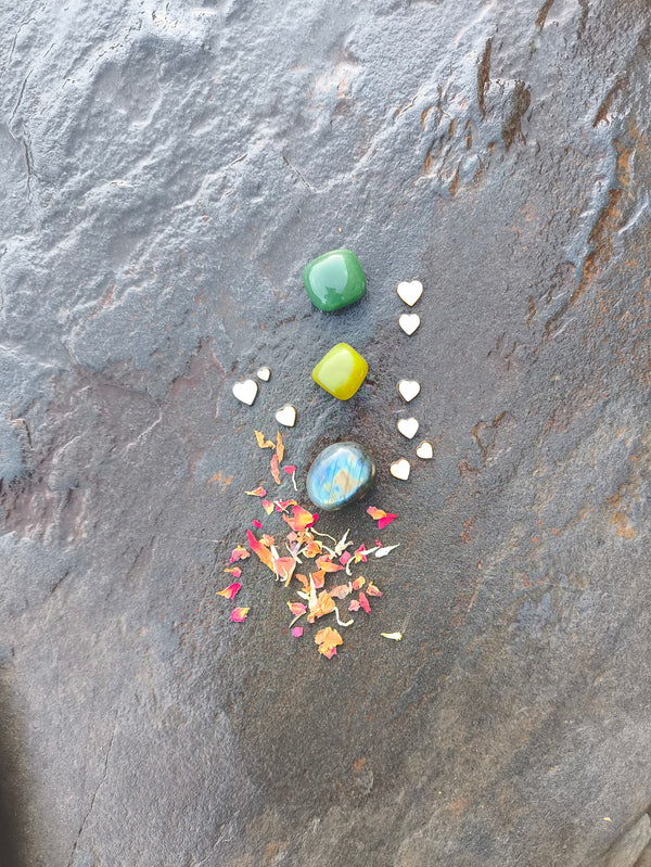 Disposición vertical de piedras pulidas del set de protección y crecimiento espiritual sobre superficie de piedra