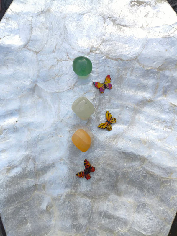 Composición con topacio, citrino y fluorita pulidos dispuestos sobre superficie clara