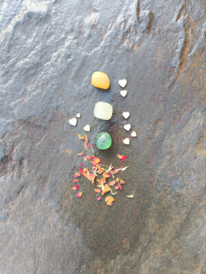 Disposición de topacio, citrino y fluorita pulidos del set de estudiar y éxito académico sobre superficie de piedra