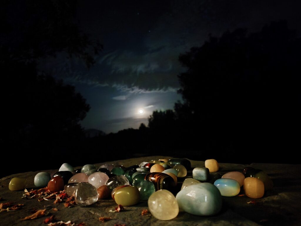 Piedras pulidas dispuestas en exterior a la luz de la luna durante la noche
