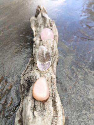Composición vertical artesanal en madera natural con piedra luna, cuarzo rosa y cuarzo pulido, enfoque central
