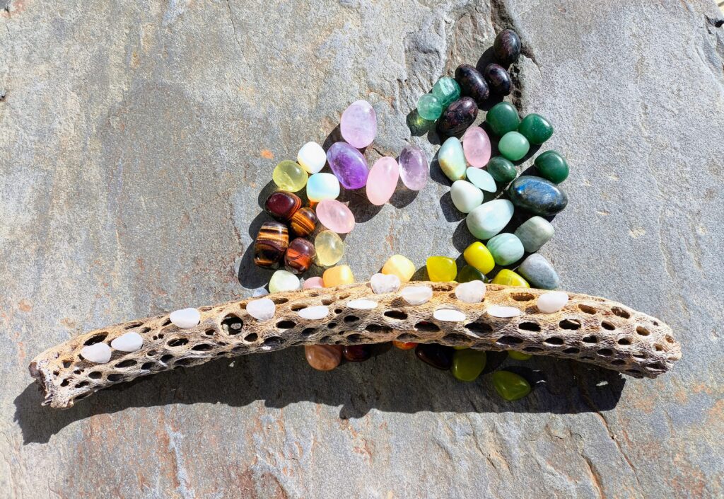 Sets de cristales por signo del zodiaco: guía completa para elegir piedras según tu energía natal